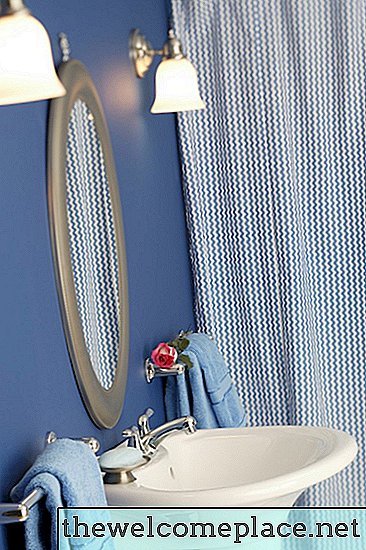 Cómo colgar cortinas de baño sin usar una barra