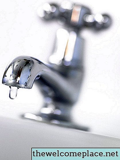 Как да увеличите налягането на водата в банята горе