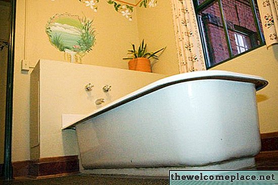 Как да инсталирате вана върху циментен под