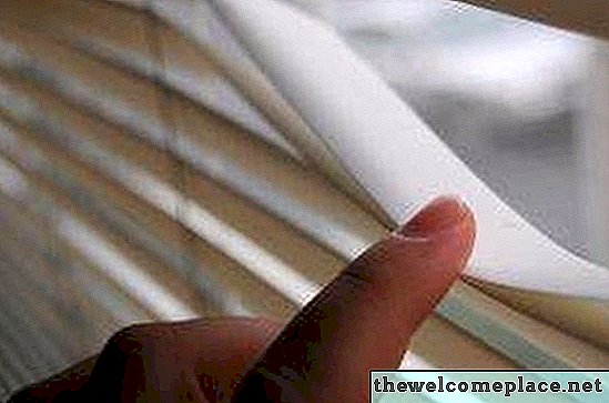Kako namestiti žaluzije znotraj okna s kovinskim okvirjem