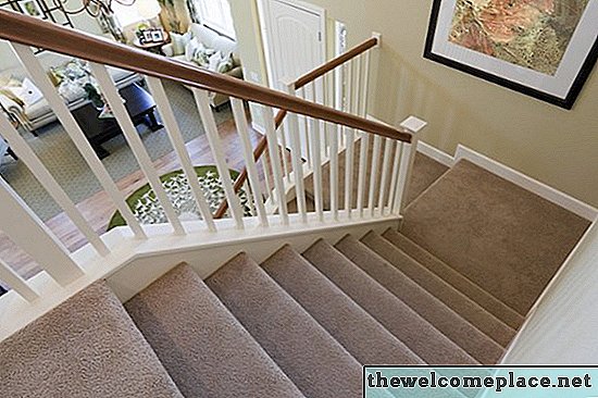 Como instalar carpete em escadas sem uma faixa de aderência