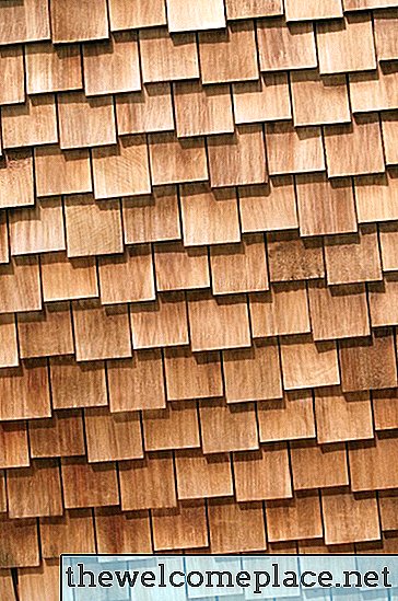 Cómo instalar un techo de tejas de cedro en un cobertizo de jardín