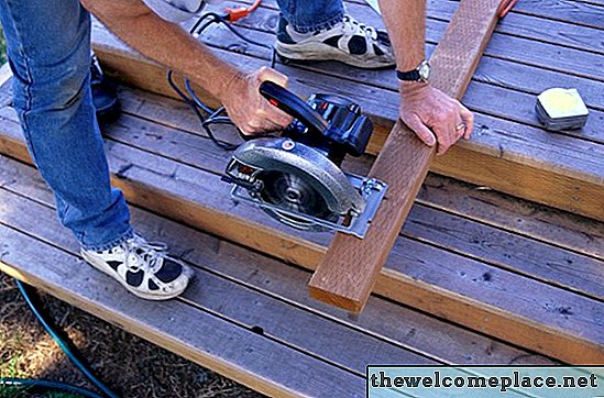 Hoe composiet terrasplanken op hout te installeren
