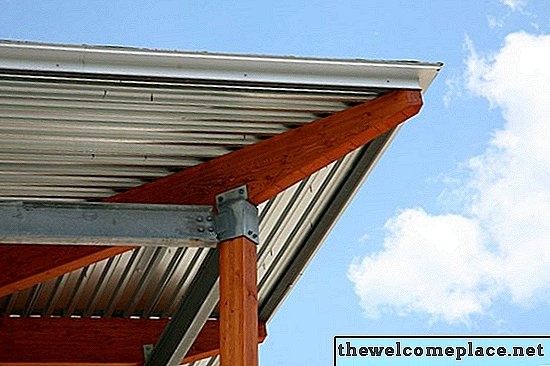 Как да инсталирате гофрирани покривни панели под тесте