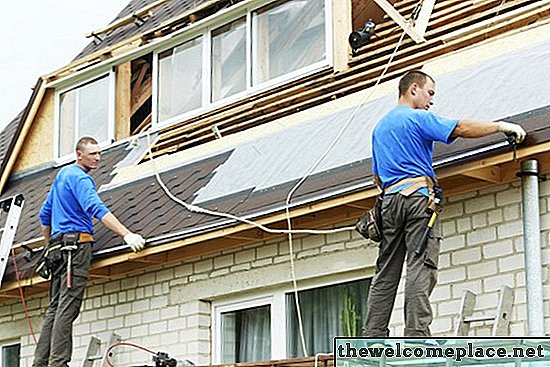 Kako instalirati treptanje ruba kapljanja na krov