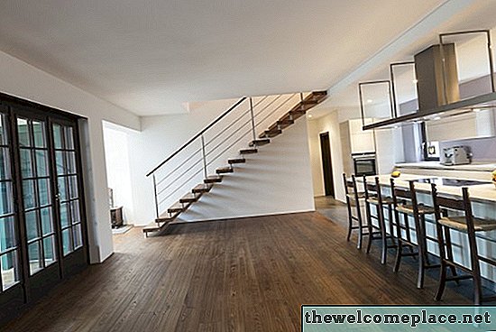 Cómo instalar pisos de madera de ingeniería en escaleras
