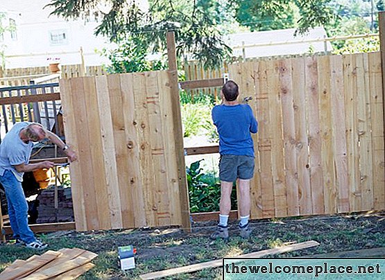 Cómo instalar postes extendidos en una cerca de madera