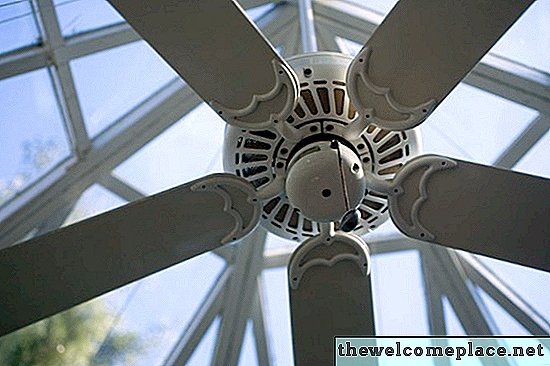 Kako namestiti ventilator na vrtu Alumawood