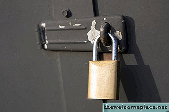 Cómo instalar un cerrojo para una cerradura de puerta