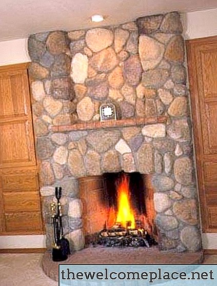 Hoe River Rock op een Fireplace Surround te installeren