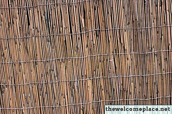 Como instalar cercas de bambu enrolado