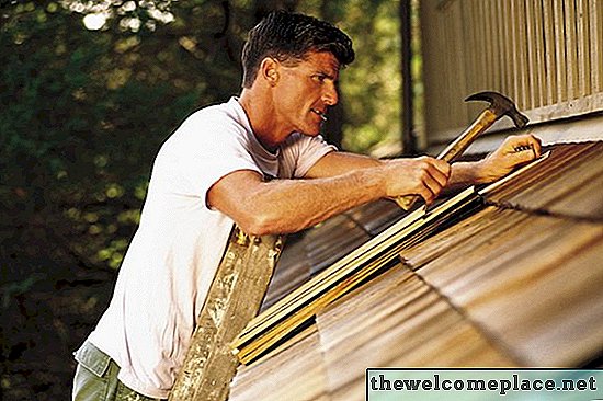 Como instalar grampos de telhado