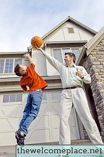 Installieren eines Basketballkorbs für die Dachmontage