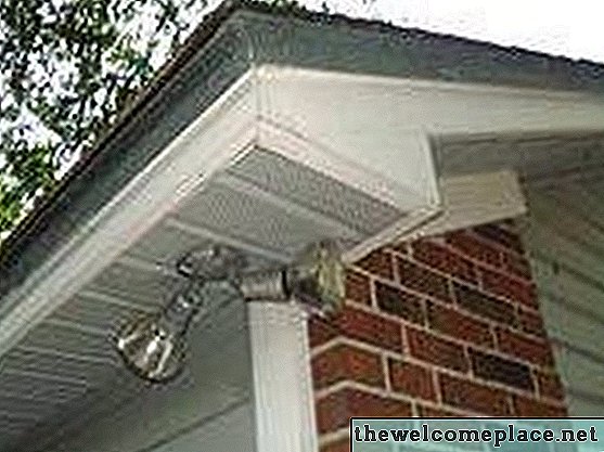 Kako instalirati sofit na krov s krovom