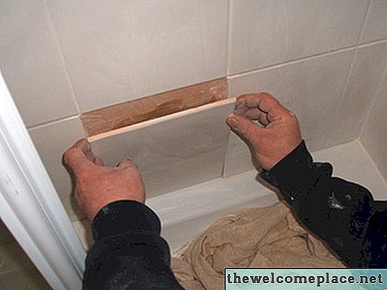 Comment installer une dalle de vinyle dans une douche