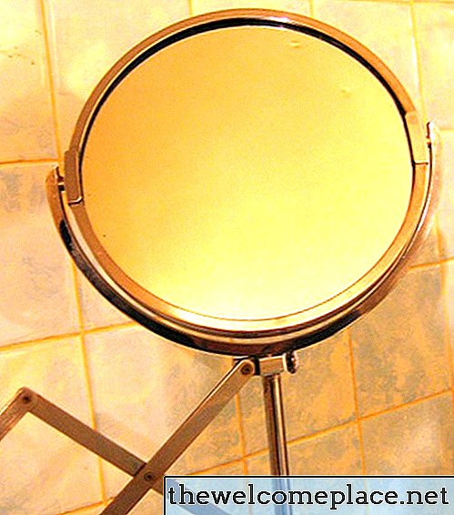 Cómo instalar un espejo de maquillaje montado en la pared
