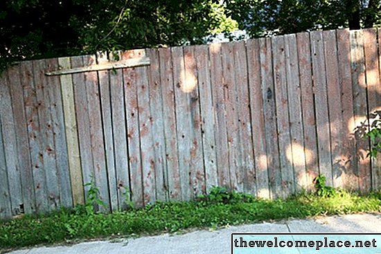 Comment installer des panneaux de clôture en bois à l'aide de poteaux de clôture en bois existants