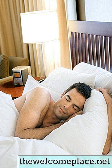 Kako preprečiti, da bi odeje zdrsnile s postelje