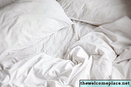 Comment garder les draps-housses sur un lit