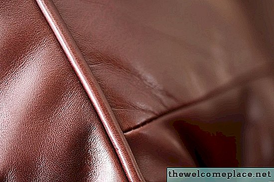 Comment garder un canapé en cuir de la fissuration