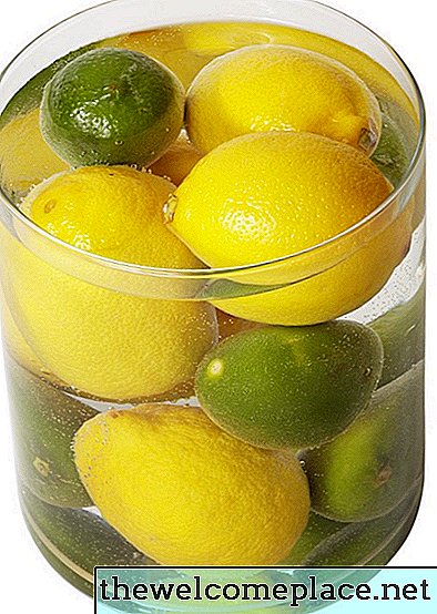Hoe citroenen op de bodem van een vaas te houden