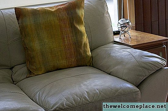 Comment empêcher mes oreillers de glisser de mon canapé en cuir