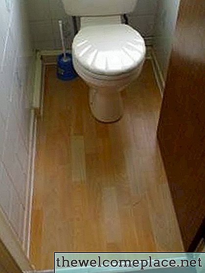 Làm thế nào để đặt sàn gỗ xung quanh nhà vệ sinh
