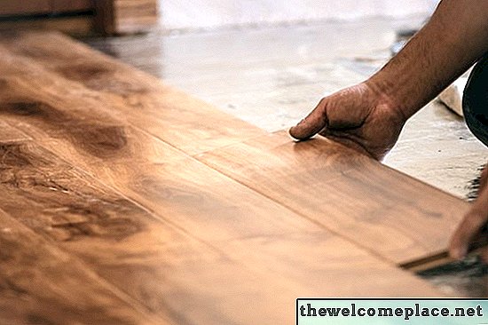 كيفية وضع الأرضيات الخشبية على أرضية غير مستوية