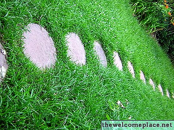 Pflastersteine ​​auf Gras legen