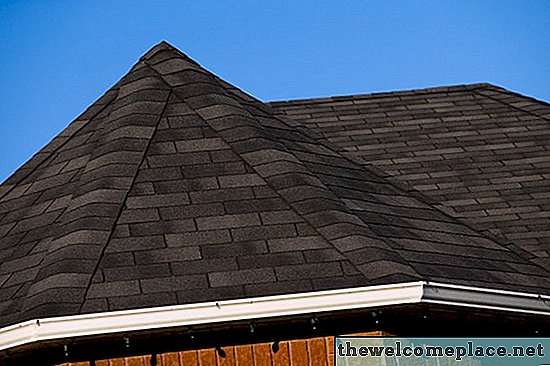 כיצד להניח קירוי הרגיש על גג ירך