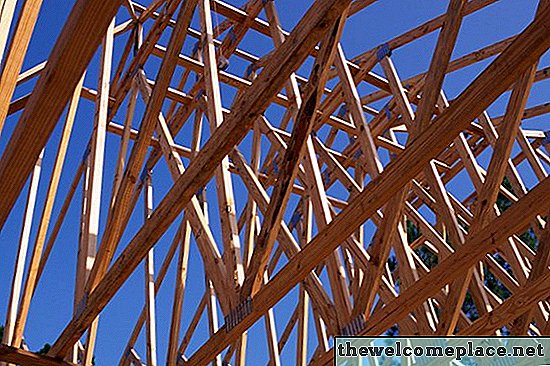 Wie man ein Holzrahmenhaus auf Blöcken ausrichtet
