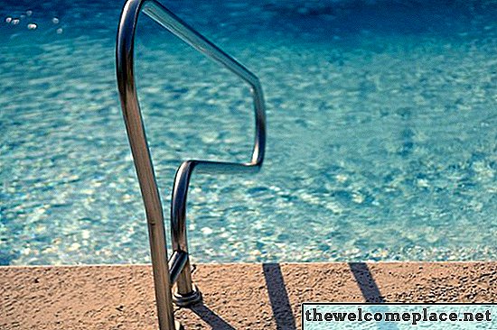 Como abaixar o nível da água em uma piscina enterrada