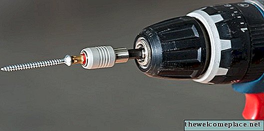 Cómo magnetizar un destornillador