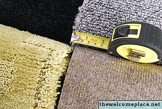 Cómo hacer una alfombra de área con un remanente de alfombra