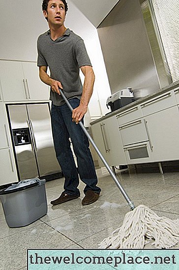 كيفية جعل حل فعال لتنظيف الأرضيات مع التبييض