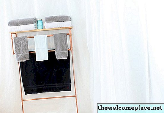 Cómo hacer un estante para toallas de tubo de cobre