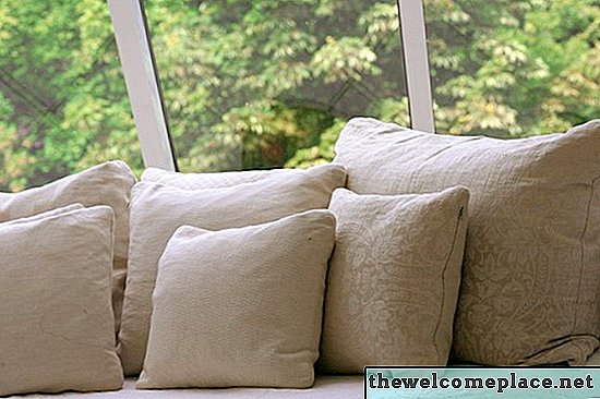 Wie man ein Daybed wie eine Couch aussehen lässt