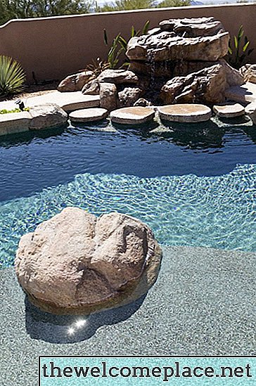 Cómo hacer rocas falsas para diseños de piscinas