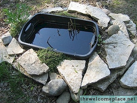 Como fazer uma lagoa do jardim com um recipiente Rubbermaid