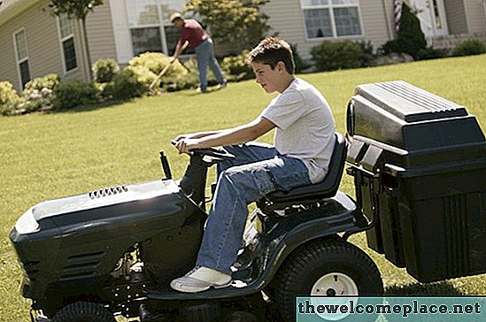Cómo hacer una ensacadora casera para su tractor de jardín