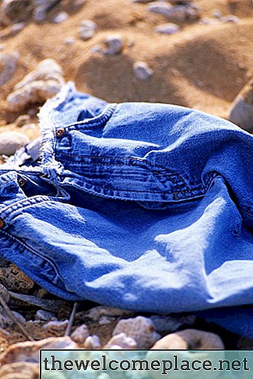 Cách làm nhà cách nhiệt từ quần jean xanh