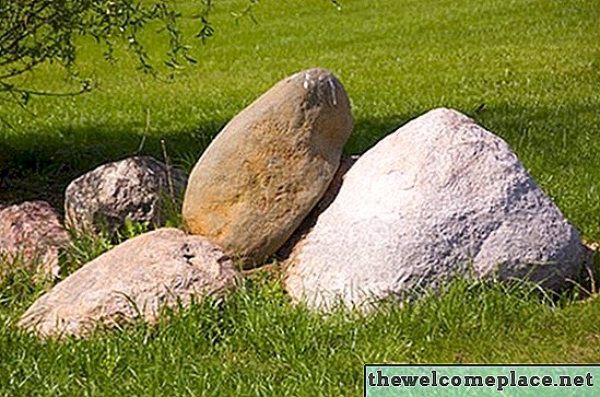 Cómo hacer una roca sintética ligera para un patio trasero