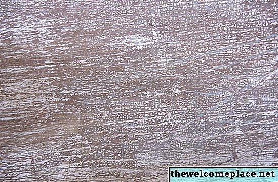 Como fazer a madeira compensada parecer caiada de branco com acrílico