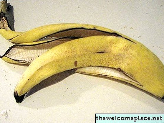 バナナの皮で靴磨きをする方法