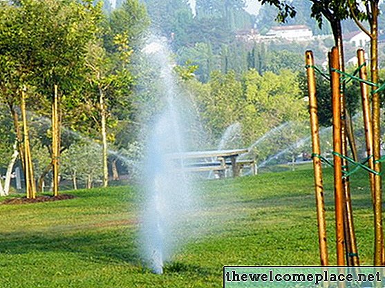 Cómo hacer un aspersor giratorio de cobre para jardín