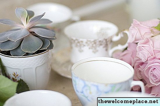 Cómo hacer adornos de jardín de taza de té