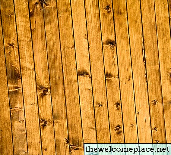 Wie man eine Holzverkleidungswand wie Trockenbau aussehen lässt
