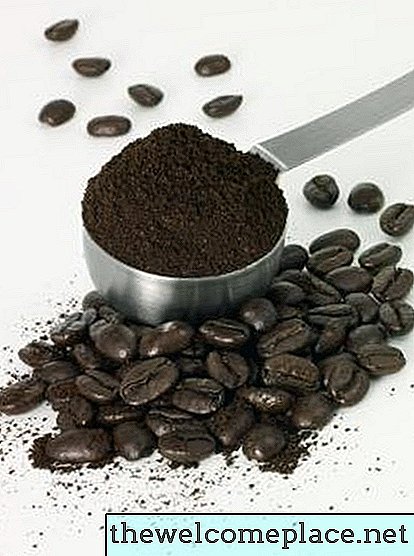 여과기를 사용할 때 커피 찌꺼기를 측정하는 방법