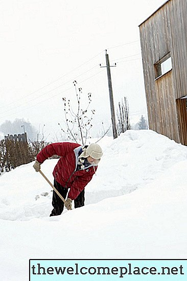 Cara Melelehkan Tumpukan Besar Salju