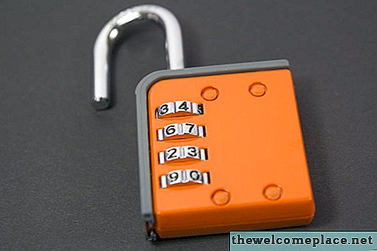 كيفية فتح قفل الجمع المكون من أربعة أرقام